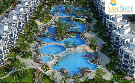 Sunny beach piscina ed edifici.